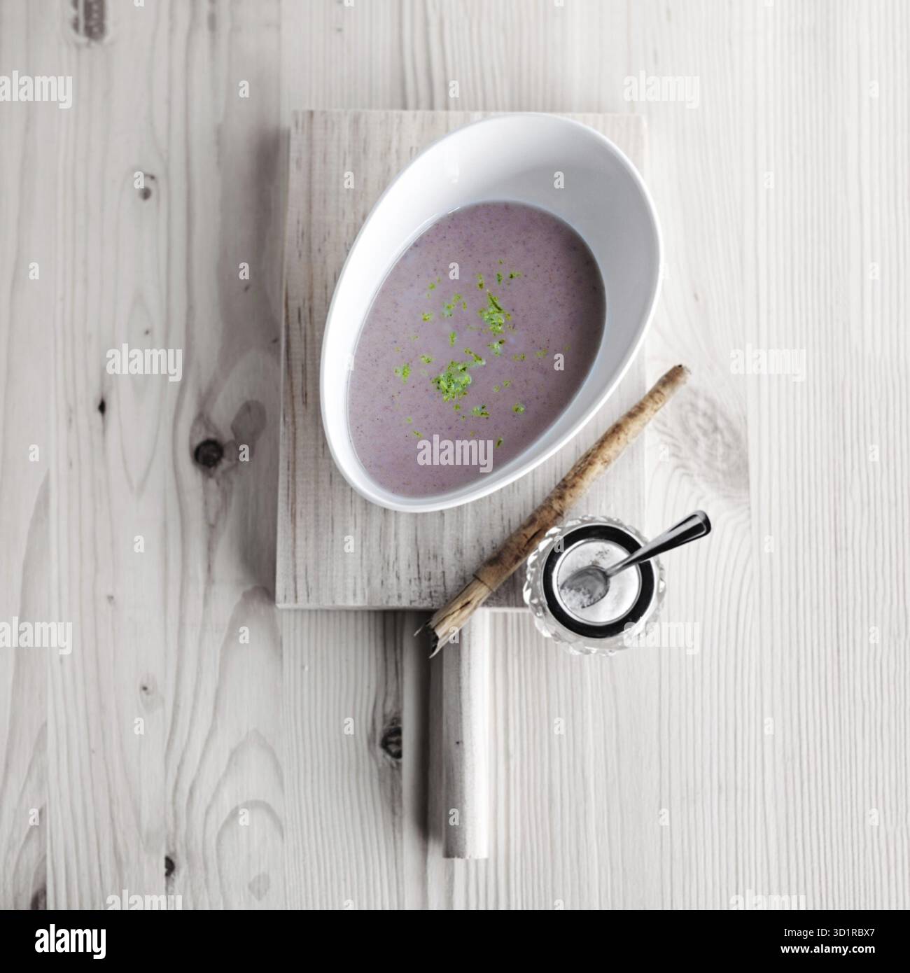 Zuppa di castagne con il latte e cannella su una lavagna bianca Foto Stock