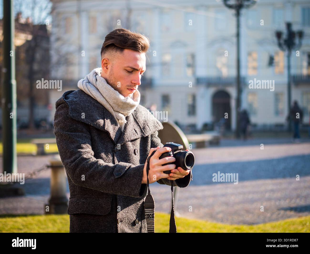 Bel giovane fotografo maschio riprese video outdoor Foto Stock
