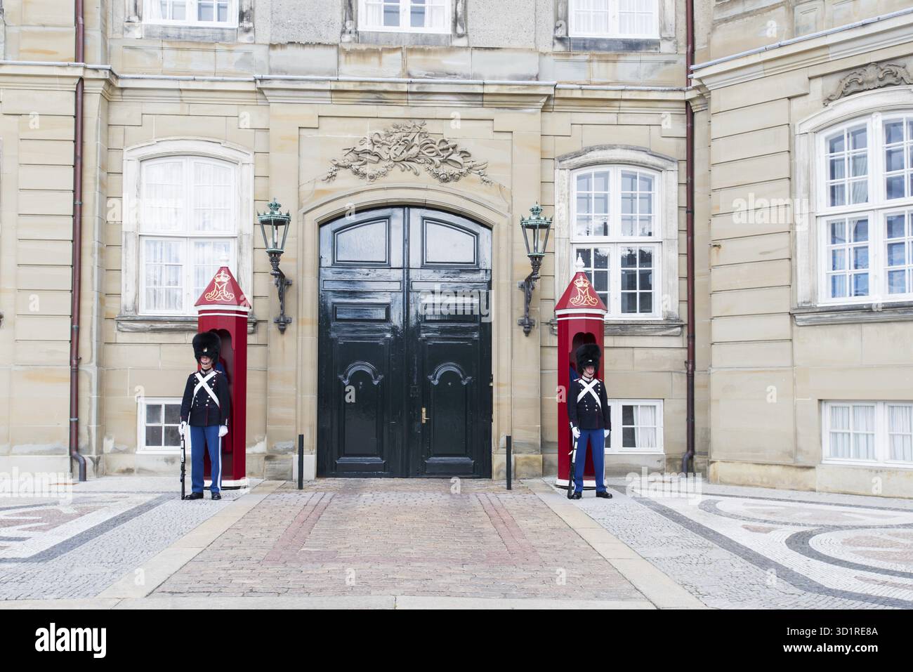 COPENAGHEN - AGOSTO 23 agosto 2012: Guardia reale danese sconosciuta inviata al Palazzo di Amalienborg a Copenaghen, Danimarca. Royal Life Guards è un Foto Stock