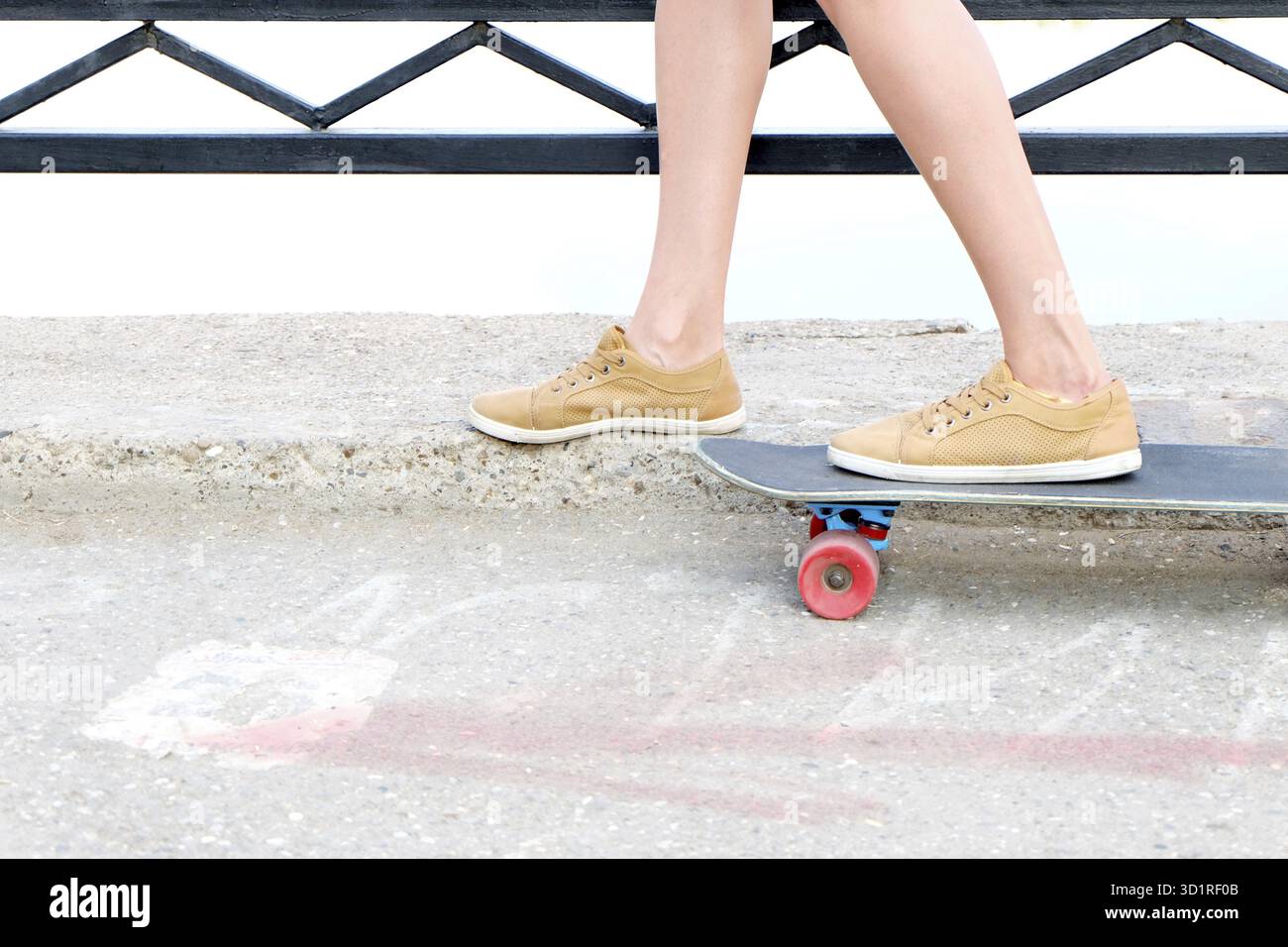 Primo piano dei piedi dello skateboarder con un sacco di spazio imitabile Foto Stock