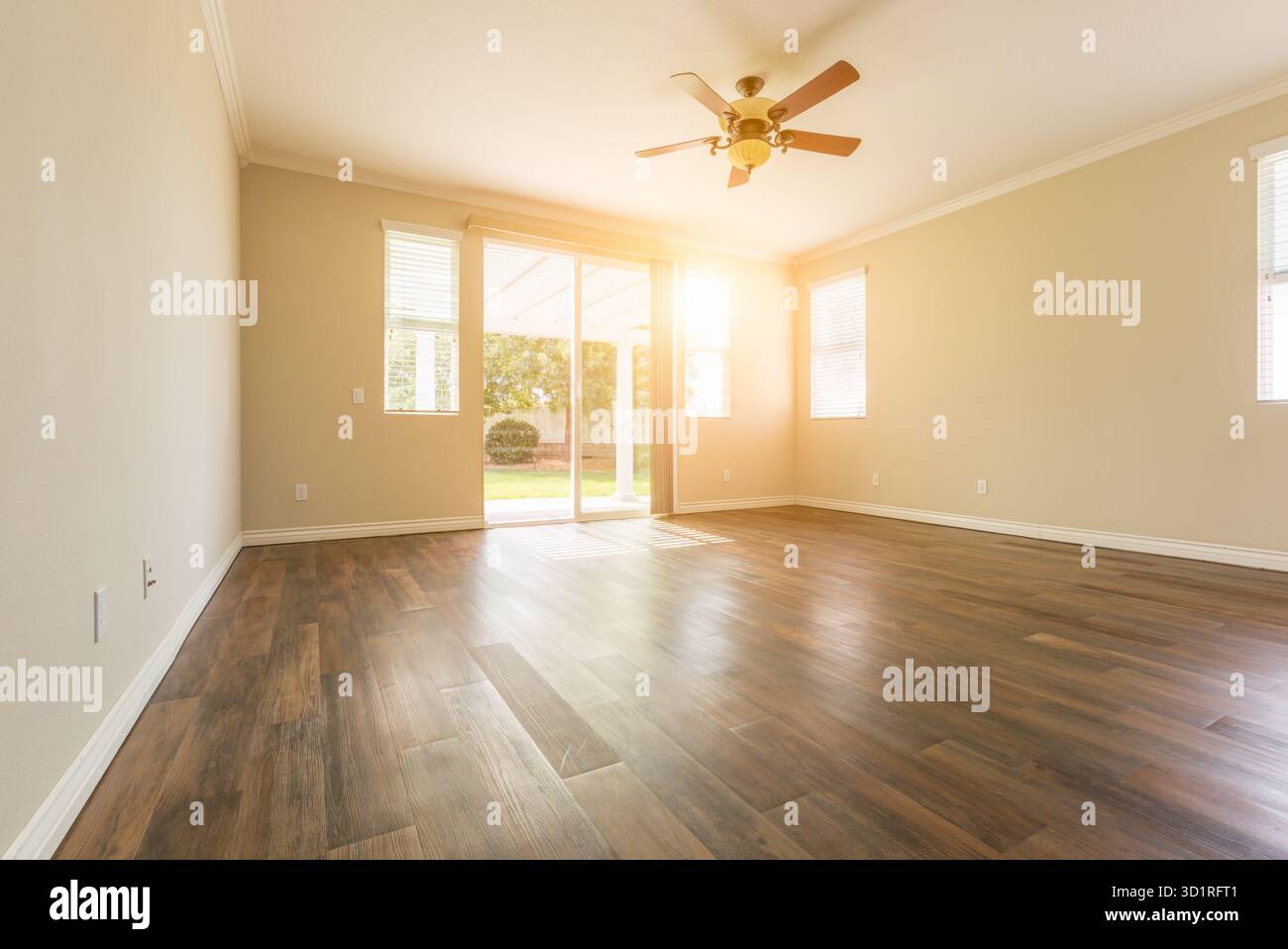 Camera vuota della New House con pavimenti in legno duro Foto Stock