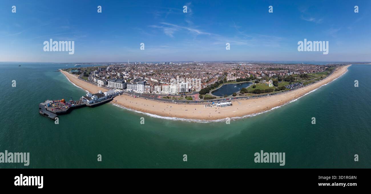 Vista aerea panoramica a grandangolo del molo South Parade, Southsea, Hampshire, Regno Unito. Foto Stock
