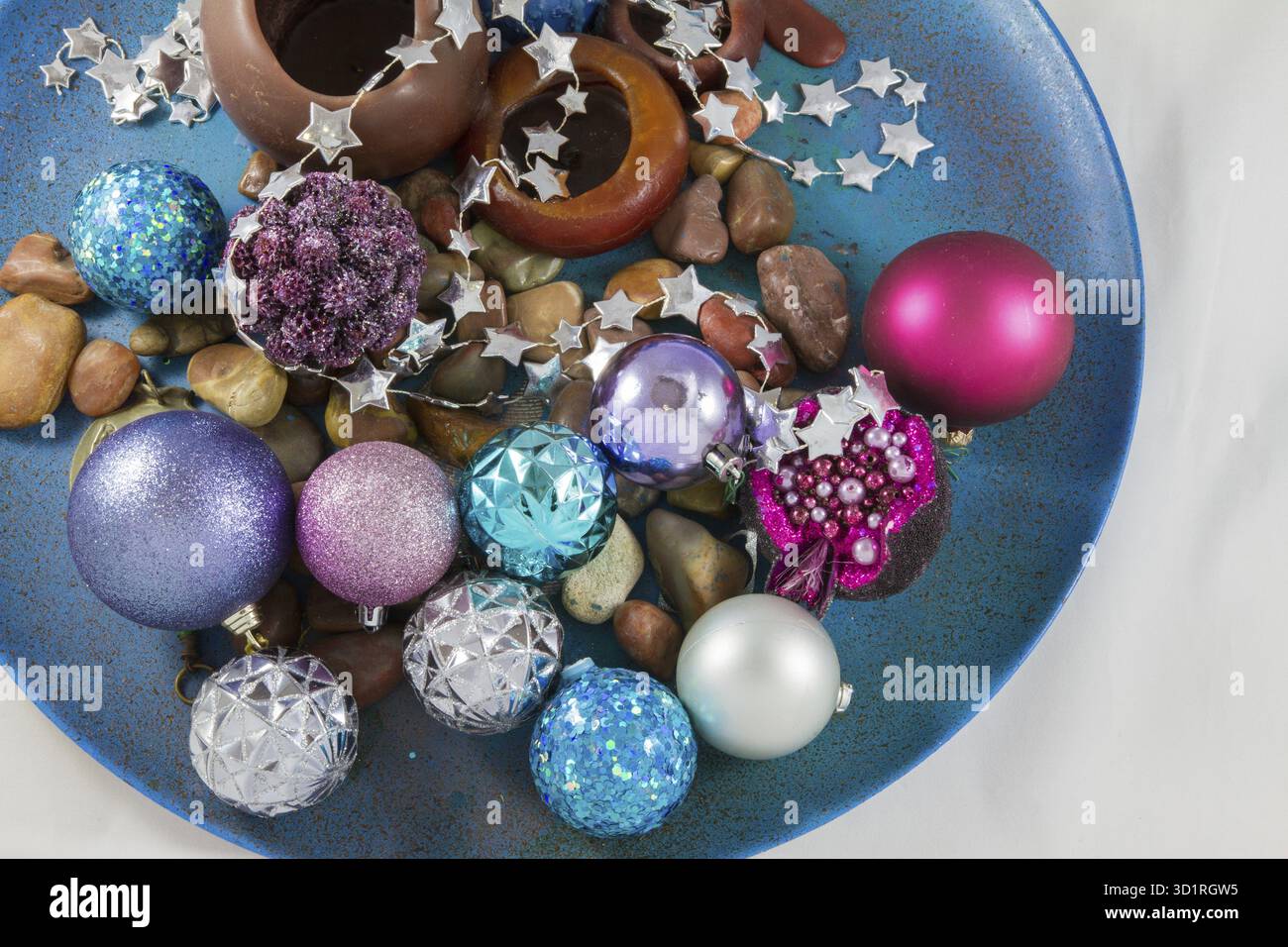 Decorazione di Natale in una piastra con dominanti blu e viola i colori Foto Stock