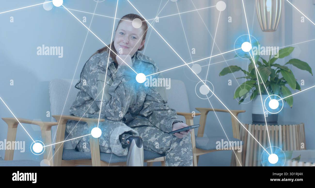 Reggi smartphone, soldato mimetico che esplora la sovrapposizione digitale nella lounge, con protesi alle gambe Foto Stock