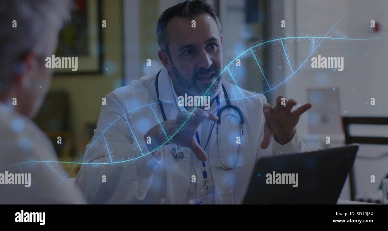Medico maschile gestuale che spiega il test genetico nella sala esame dell'ufficio, con elica olografica del DNA Foto Stock