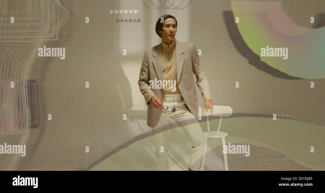 Posa di un modello asiatico che indossa un blazer neutro in studio con proiezioni astratte, tenendo l'obiettivo della fotocamera Foto Stock