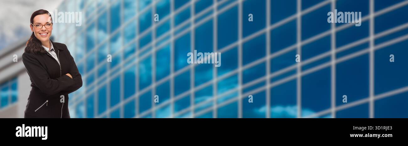Donna d'affari mista di fronte all'edificio aziendale Foto Stock