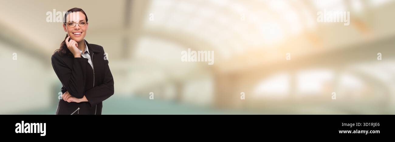 Donna d'affari mista all'interno dell'edificio Banner Foto Stock