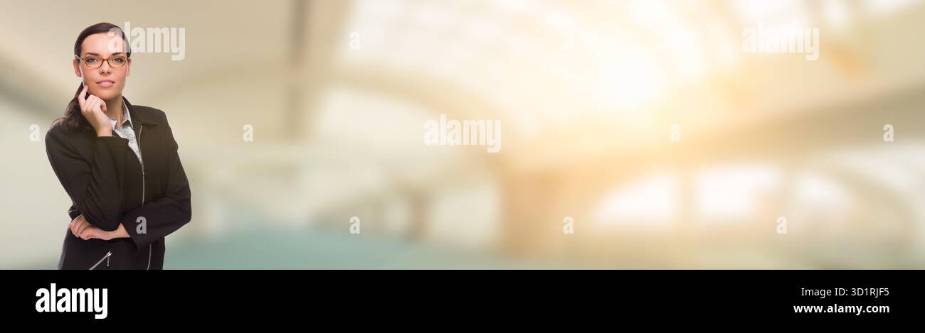 Donna d'affari mista all'interno dell'edificio Banner Foto Stock