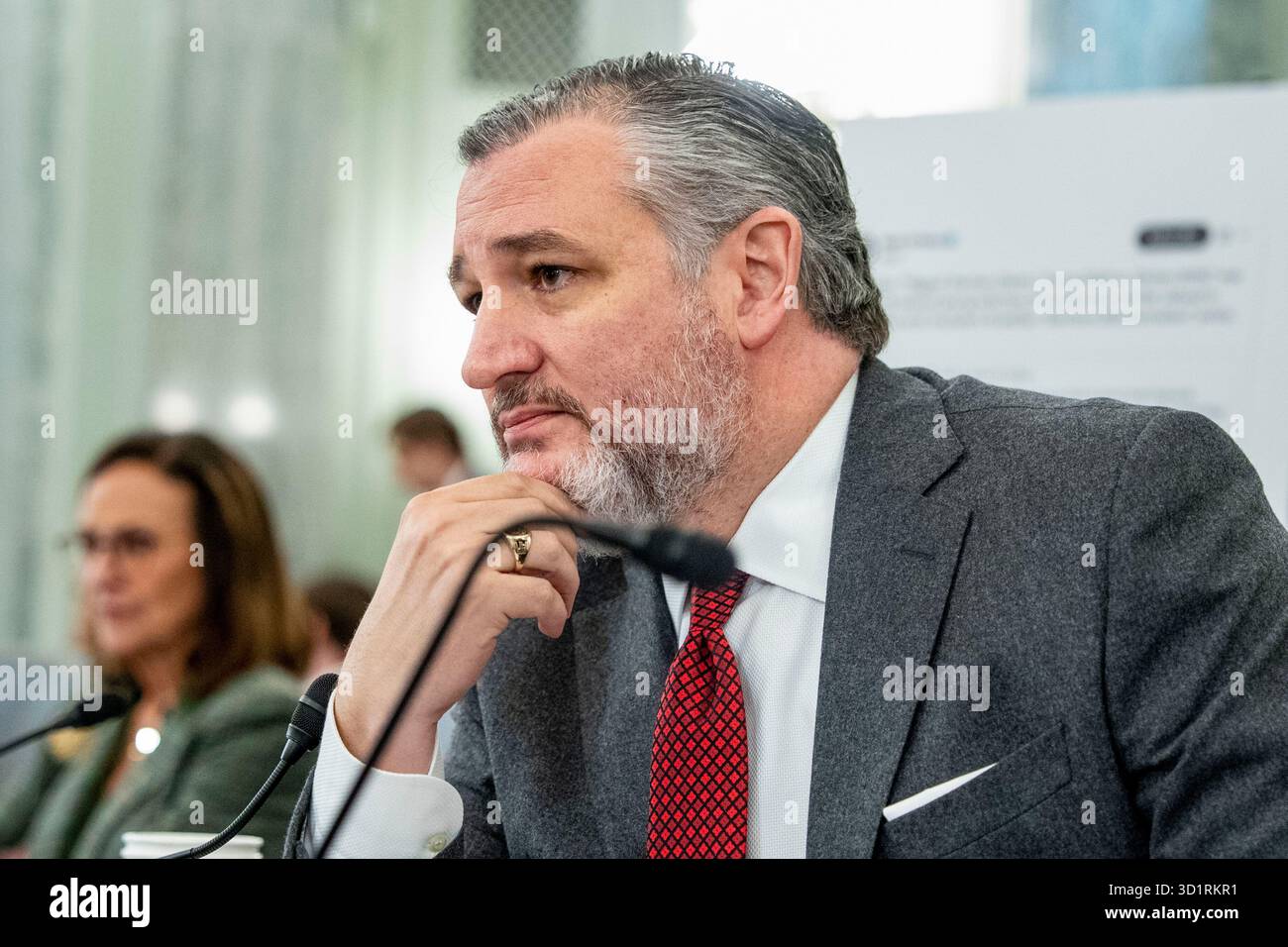 Washington, Stati Uniti. 29 ottobre 2025. Il presidente della Commissione del Senato per il commercio, la scienza e i trasporti, il senatore Ted Cruz, R-TX, guarda durante un'audizione sul Big Tech al Campidoglio degli Stati Uniti a Washington, DC, mercoledì 29 ottobre 2025. Foto di Bonnie Cash/UPI credito: UPI/Alamy Live News Foto Stock