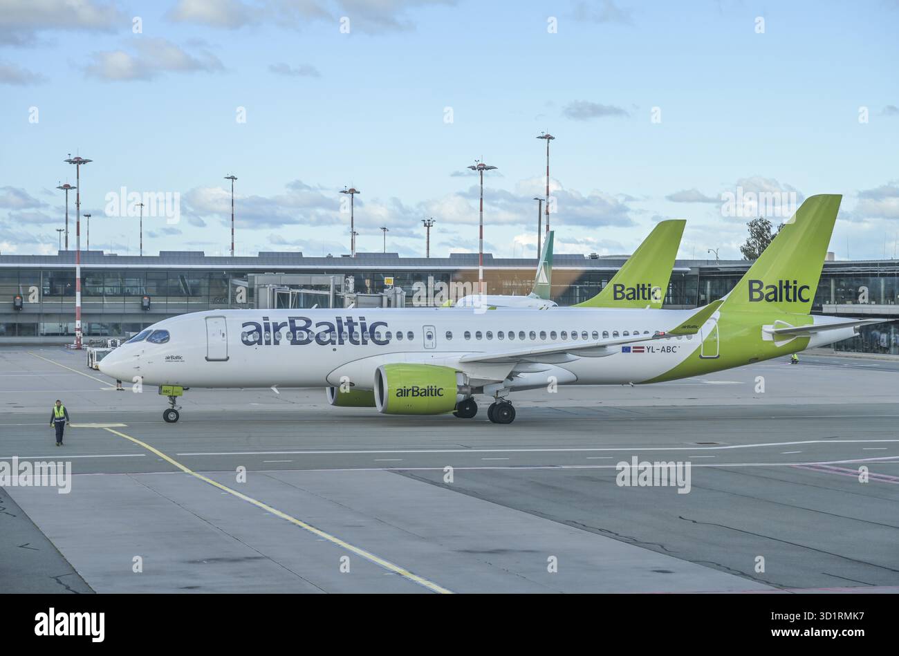 Pista, piazzale, Aircraft Air Baltic, aeroporto, aeroporto internazionale di riga, riga, Lettonia Foto Stock