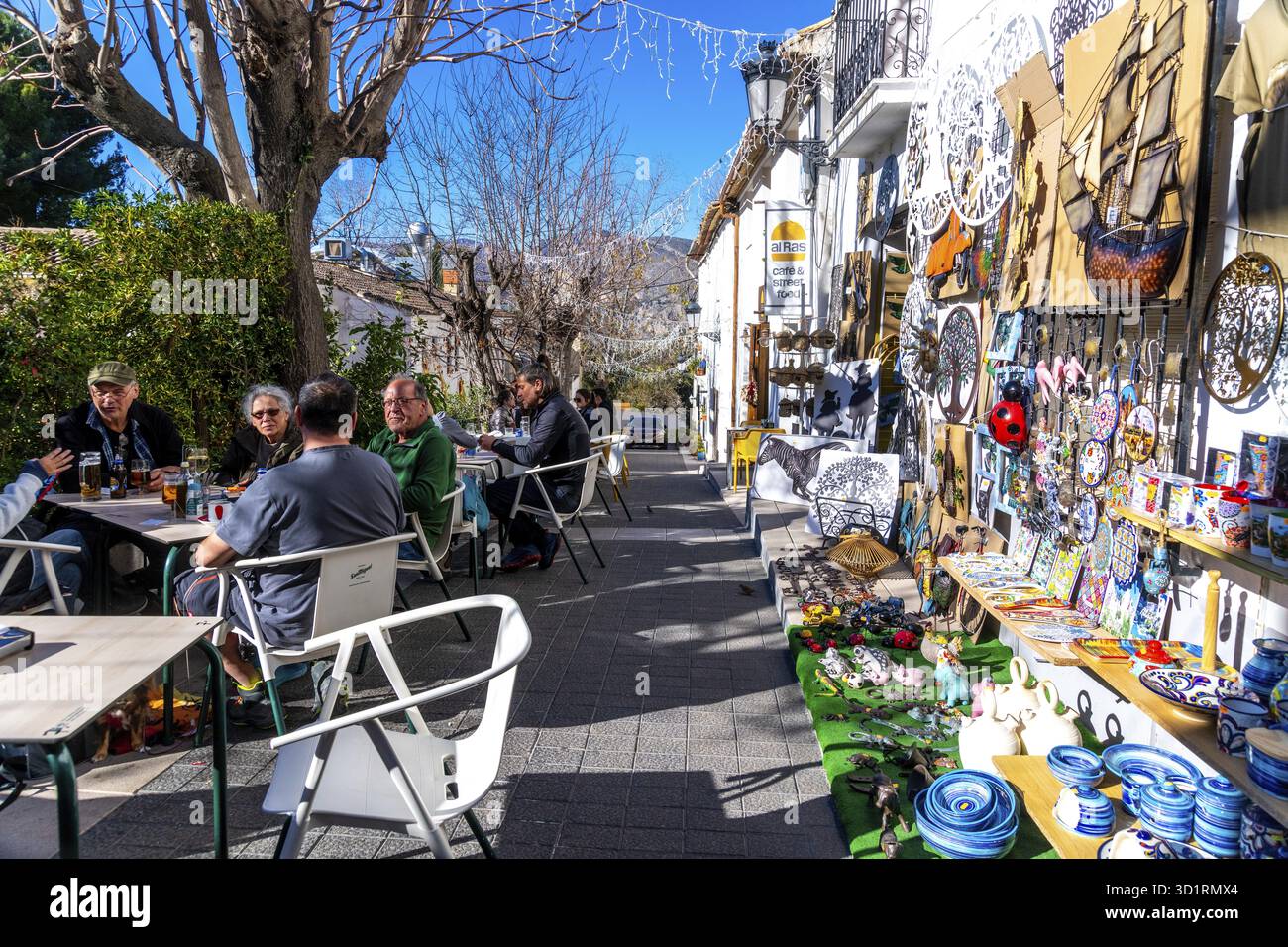El Castell de Guadalest, Alicante - Spagna - 12-27-2023: Vivace scena di mercato con ristoranti locali e artigianato in mostra Foto Stock