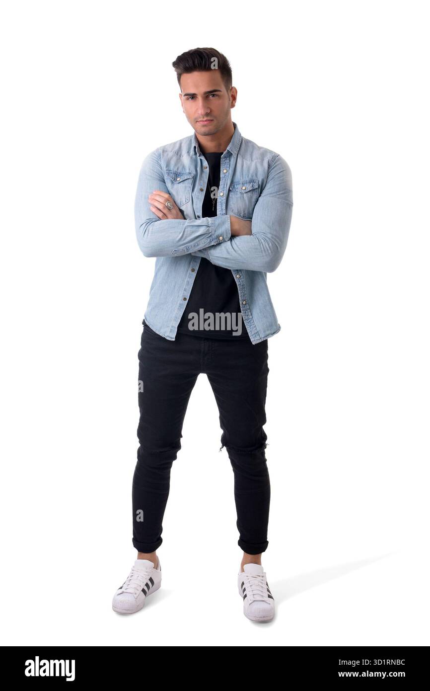 Bel giovane uomo in piedi con camicia in denim Foto Stock