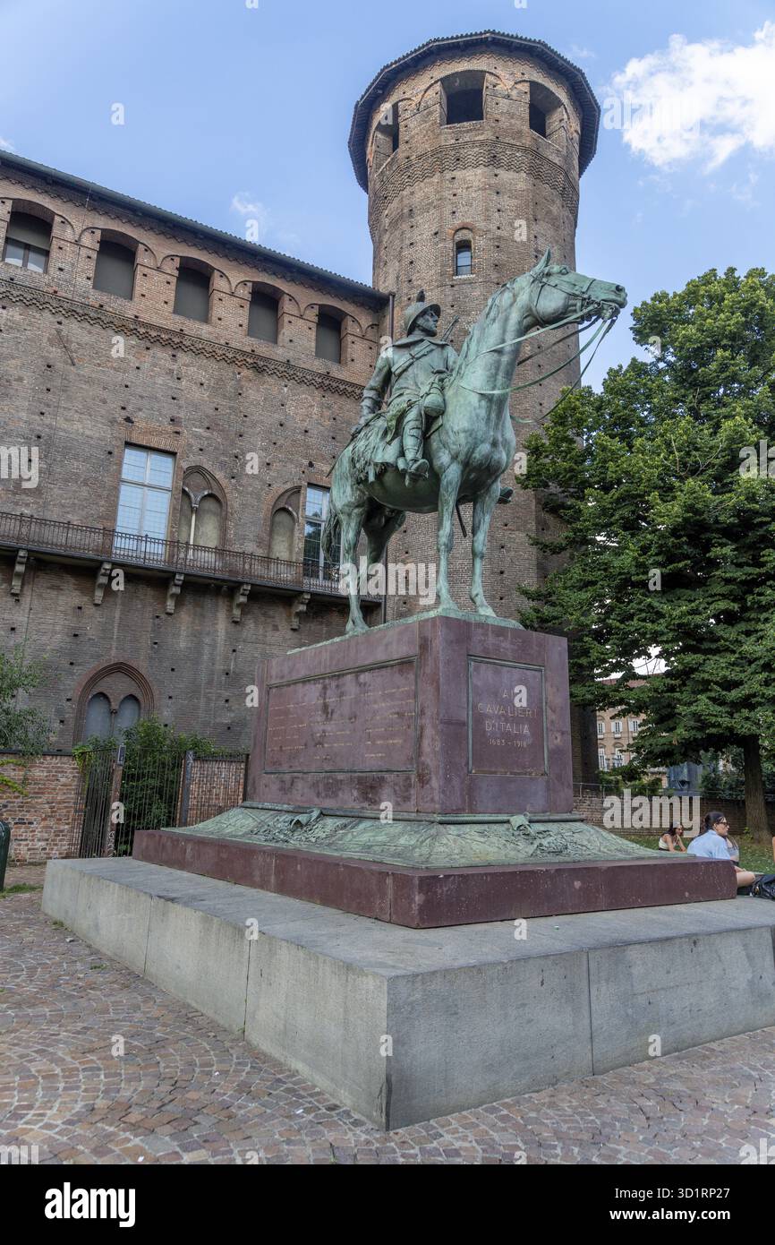Siviglia, Siviglia - Spagna â€“ 04-19-2024: Statua dedicata ai cavalieri italiani, situata di fronte al Castello Foto Stock