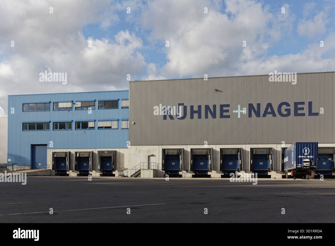 Warenlager Kuehne u. Nagel, fornitore di servizi logistici, Logoport, Duisburger Hafen, Duisburg-Rheinhausen, regione della Ruhr, Renania settentrionale-Vestfalia, Germania Foto Stock