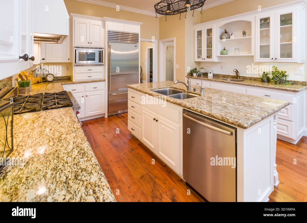 Splendido interno personalizzato con pavimenti in legno duro Foto Stock