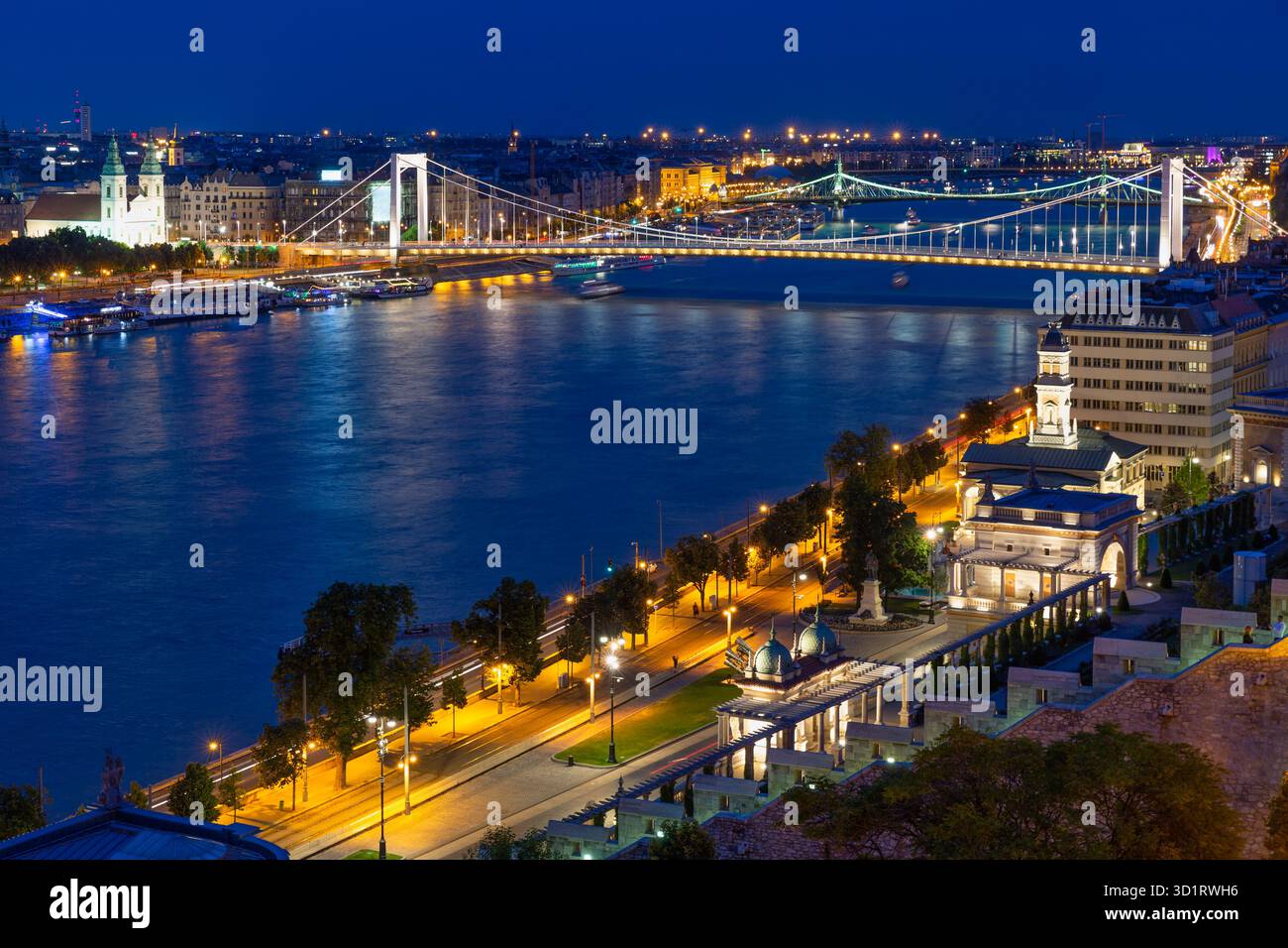 Antenna di visione notturna di Budapest con Elisabeth ponte sul fiume Danubio Foto Stock