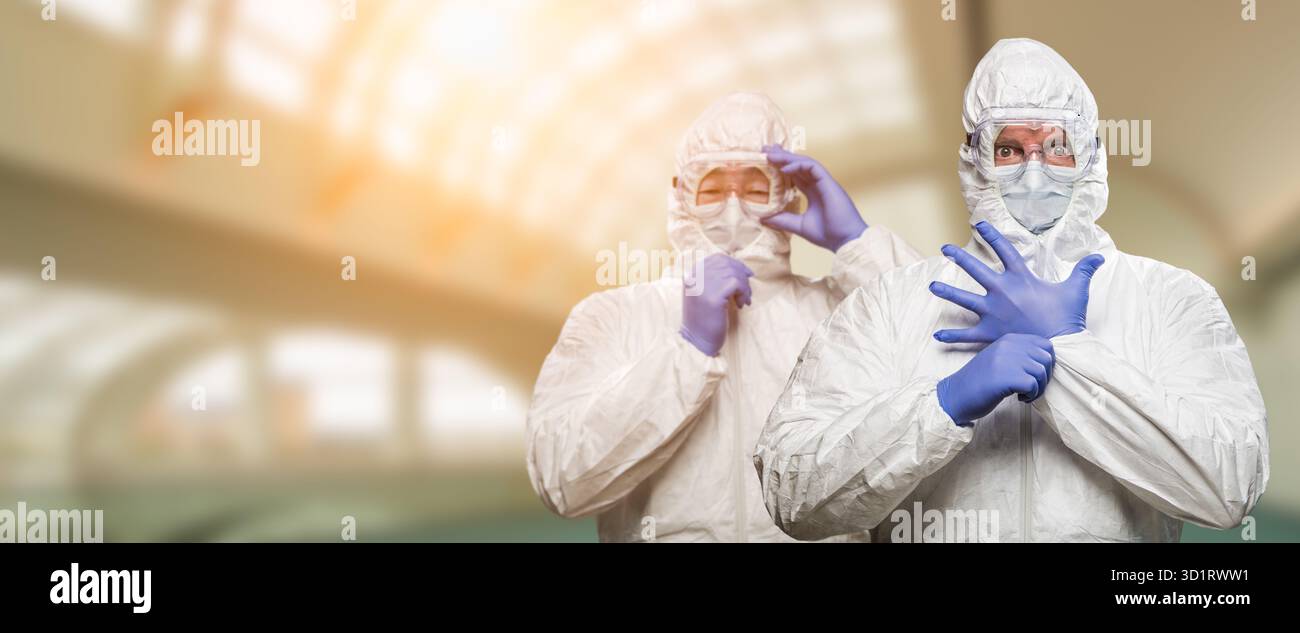 Striscione di medici o infermieri che indossano maschera protettiva e guanti chirurgici in ospedale Foto Stock