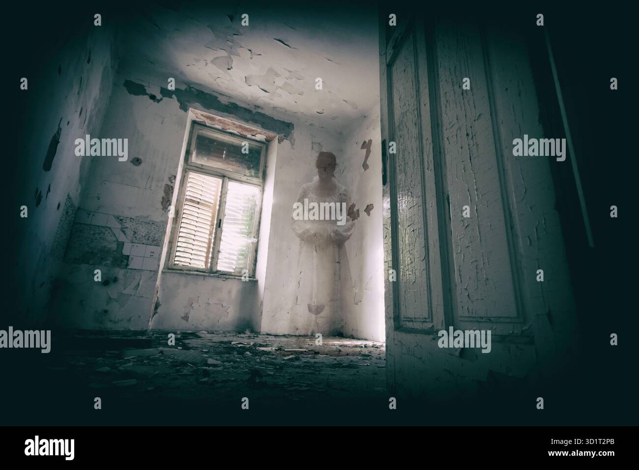 Scena horror di donna spaventosa nell'antico edificio in rovina, look vintage Foto Stock