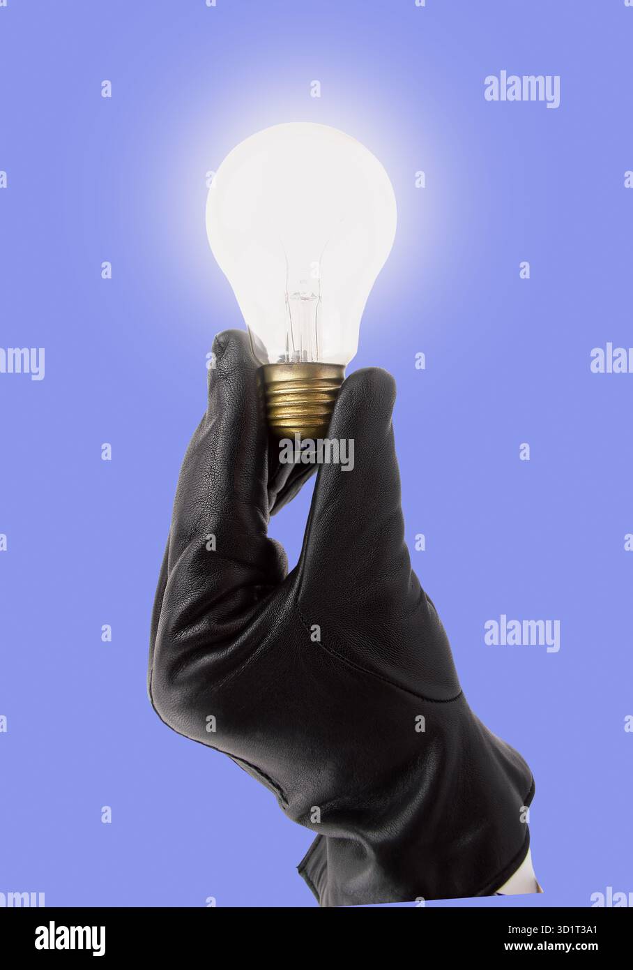 mano con guanti neri che reggono la lampadina come concetto di idee su sfondo blu Foto Stock