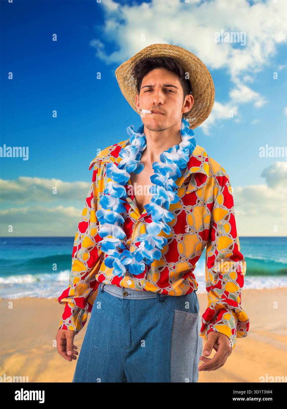 Giovane uomo che fuma sigaretta sulla spiaggia, con abiti hippie Foto Stock