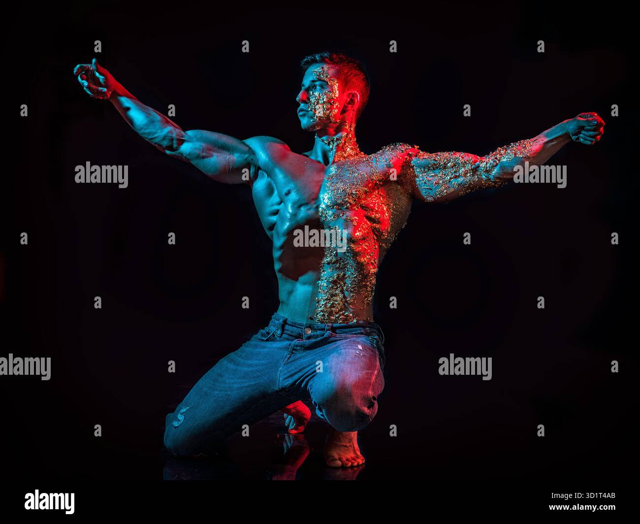 Giovane muscoloso coperto di macchie dorate Foto Stock