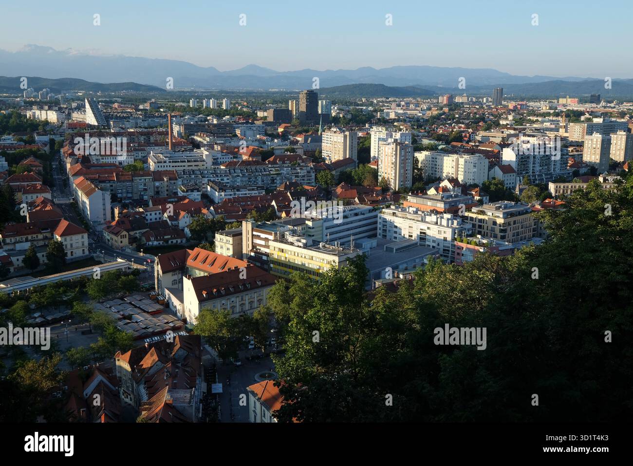 Il paesaggio urbano di Lubiana mostra edifici storici e moderni durante il giorno, in Slovenia Foto Stock