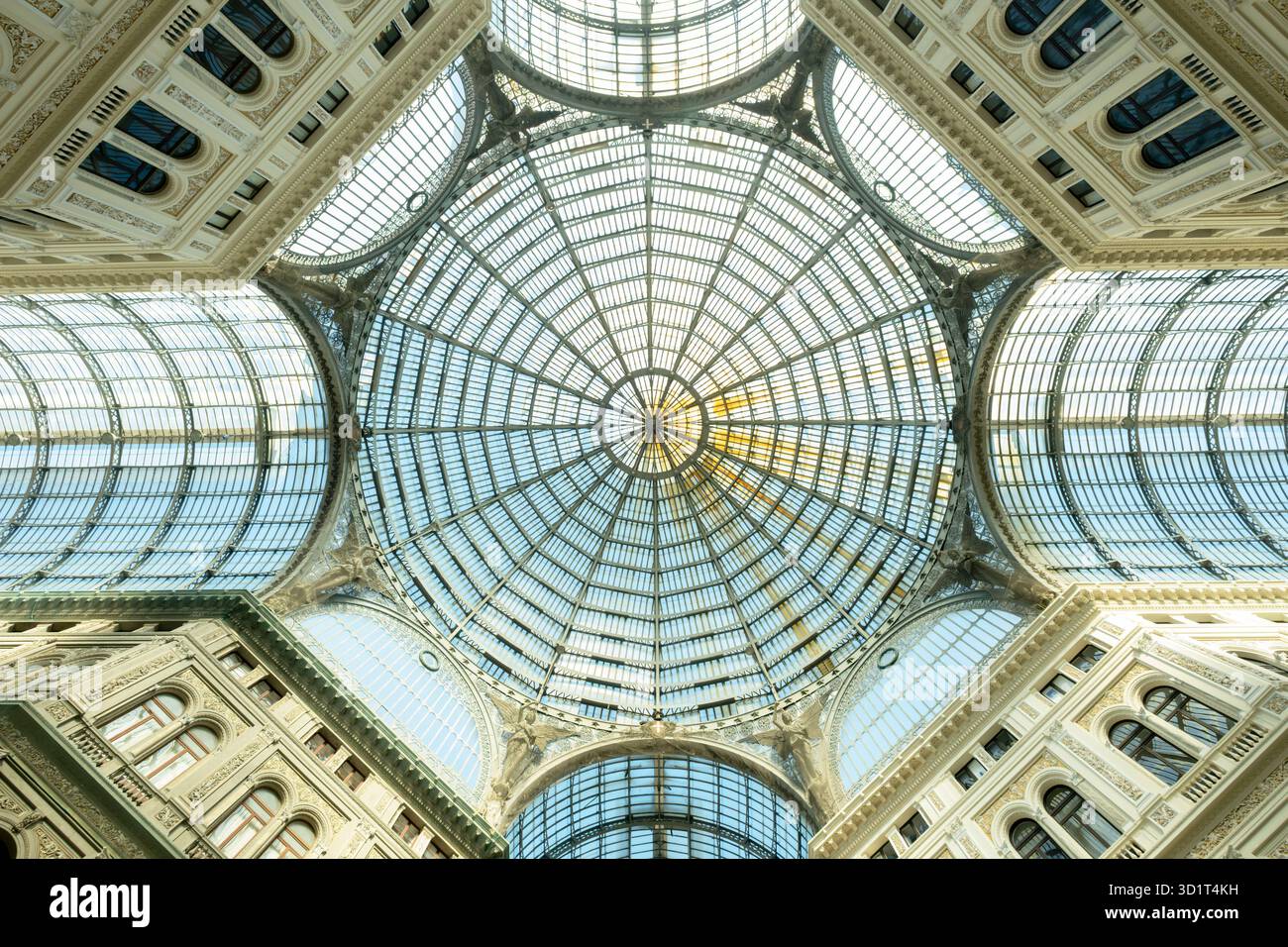 L'intricata cupola in vetro della Galleria umberto i e l'architettura ornata da una prospettiva bassa, Napoli, Italia Foto Stock