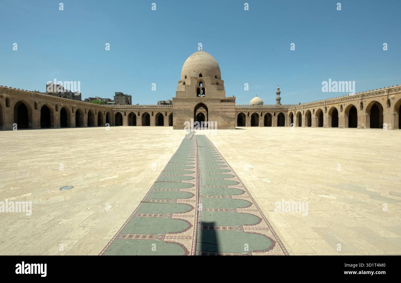 Grande cortile della moschea di Ibn Tulun caratterizzato da un'antica architettura islamica, il Cairo, l'Egitto Foto Stock