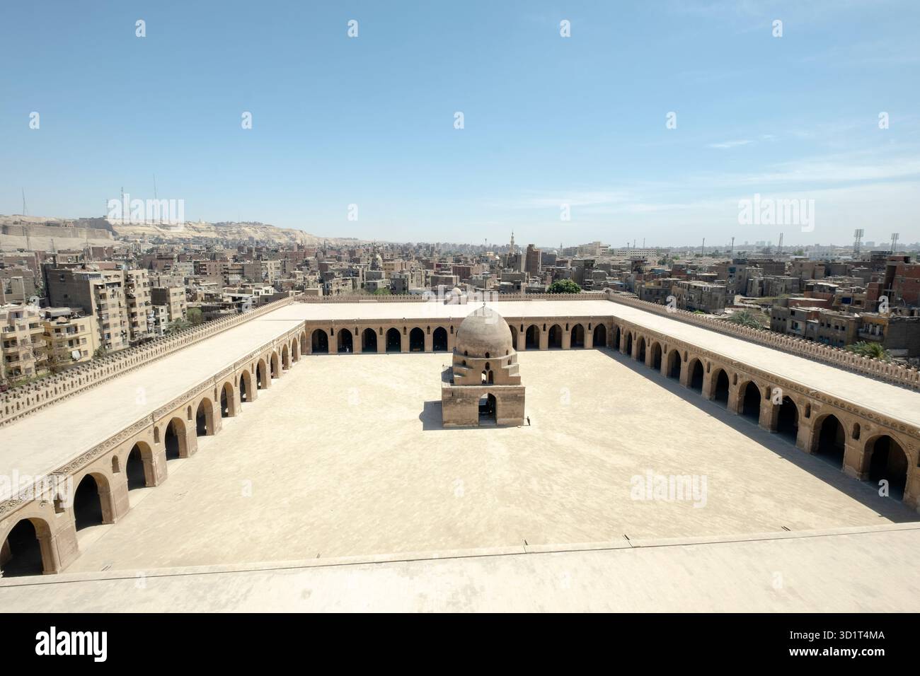 Grande cortile della moschea di Ibn Tulun caratterizzato da un'antica architettura islamica, il Cairo, l'Egitto Foto Stock