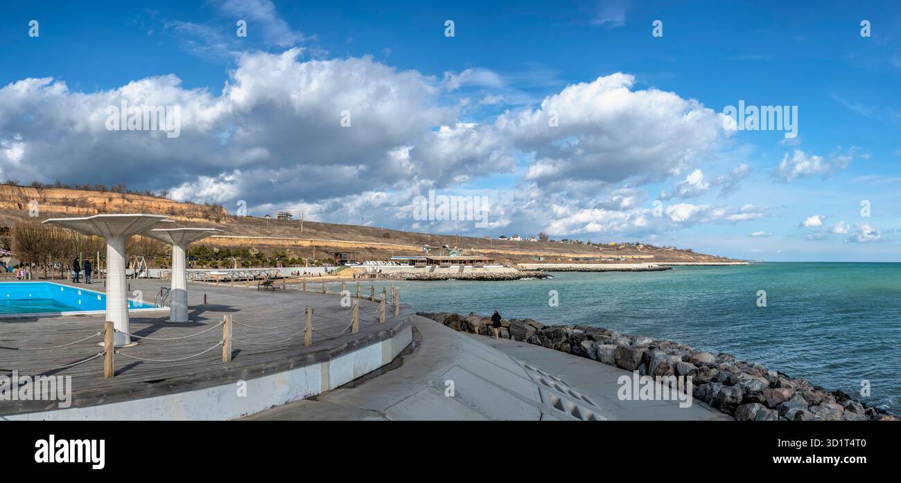 Argine di una spiaggia suburbana sul Mar Nero Foto Stock