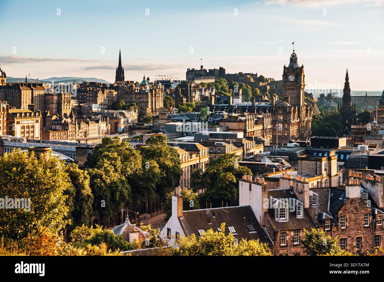 Vista panoramica di Edimburgo, la capitale della Scozia, presa da Calton Hill durante il tramonto. La scena include la Torre dell'Orologio Balmoral, Edinburgh CAS Foto Stock