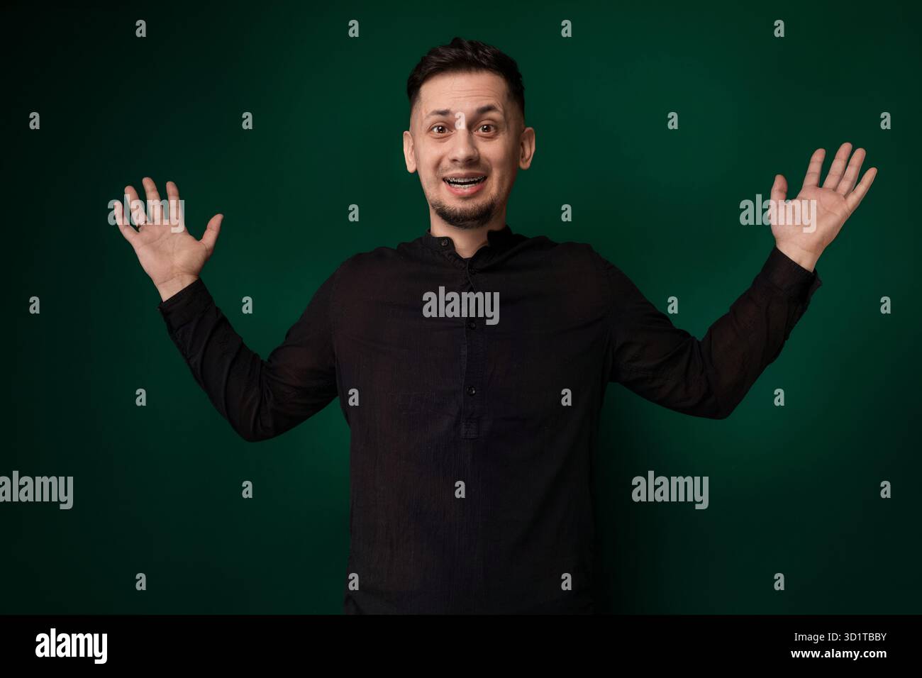 Uomo in piedi davanti allo sfondo verde Foto Stock