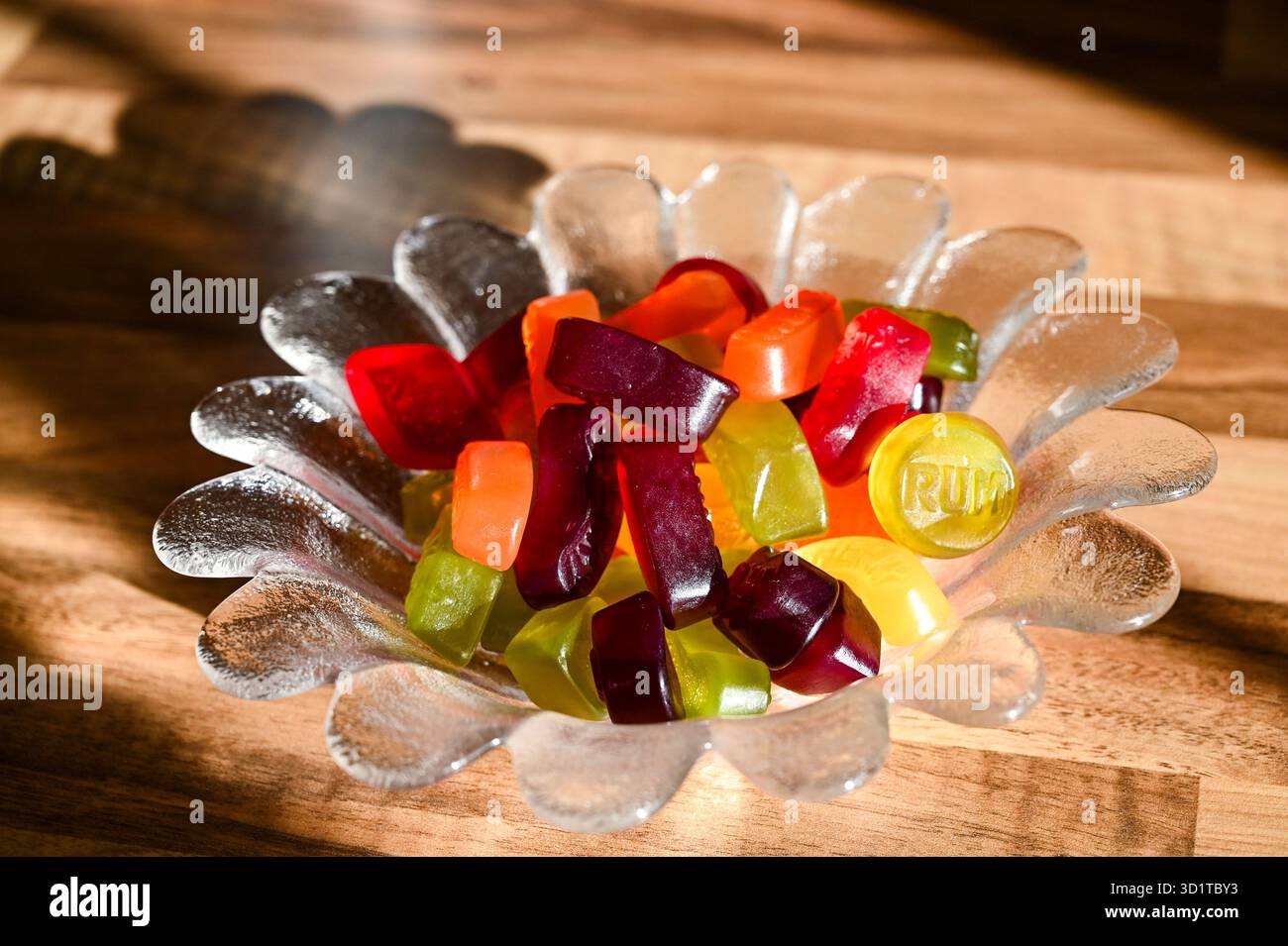 Colorate caramelle di gomma da vino in una ciotola di vetro STILL Life food UK Foto Stock