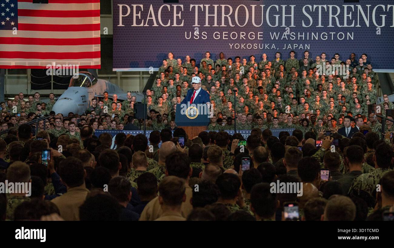 Yokosuka, Giappone. 28 ottobre 2025. Il presidente degli Stati Uniti Donald Trump, al centro, fa osservazioni ai marinai e ai marines nella baia degli hangar della portaerei classe Nimitz la USS George Washington ormeggiata pierside alla Fleet Activities Yokosuka, il 28 ottobre 2025 a Yokosuka, in Giappone. Crediti: MC2 Bruce Morgan/US Navy Photo/Alamy Live News Foto Stock