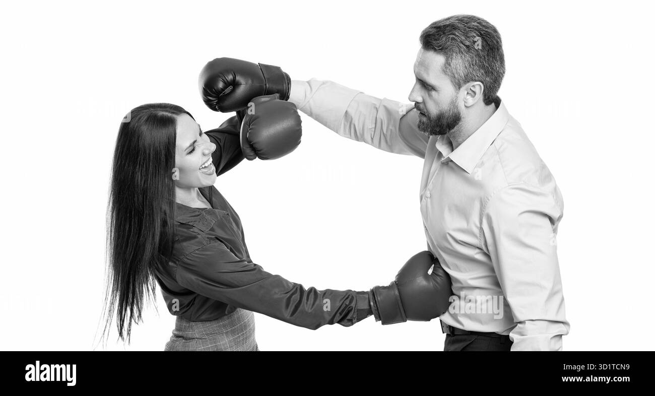 conflitto di affari. uomini d'affari in guanti da boxe isolati su bianco. uomini d'affari che risolvono i conflitti d'affari. litigare in ufficio. argomentazione Foto Stock