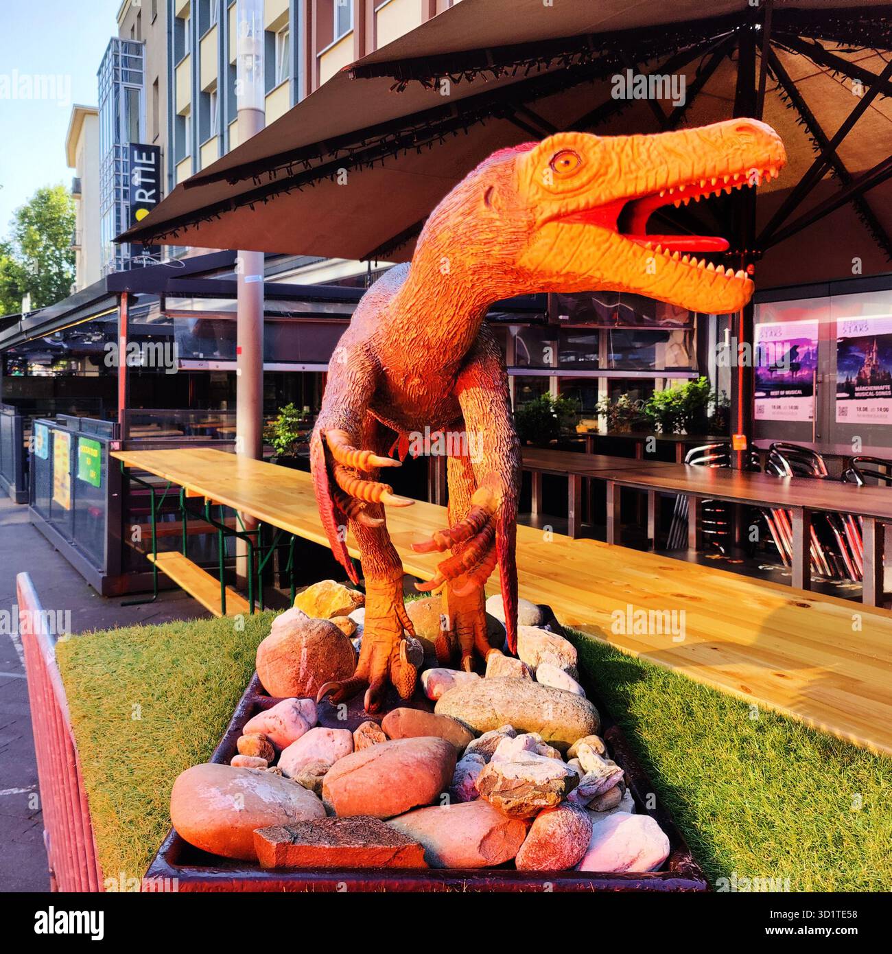 Modello Velociraptor nel Triangolo delle Bermuda, Dino City III, Bochum, regione della Ruhr, Germania, Europa Foto Stock