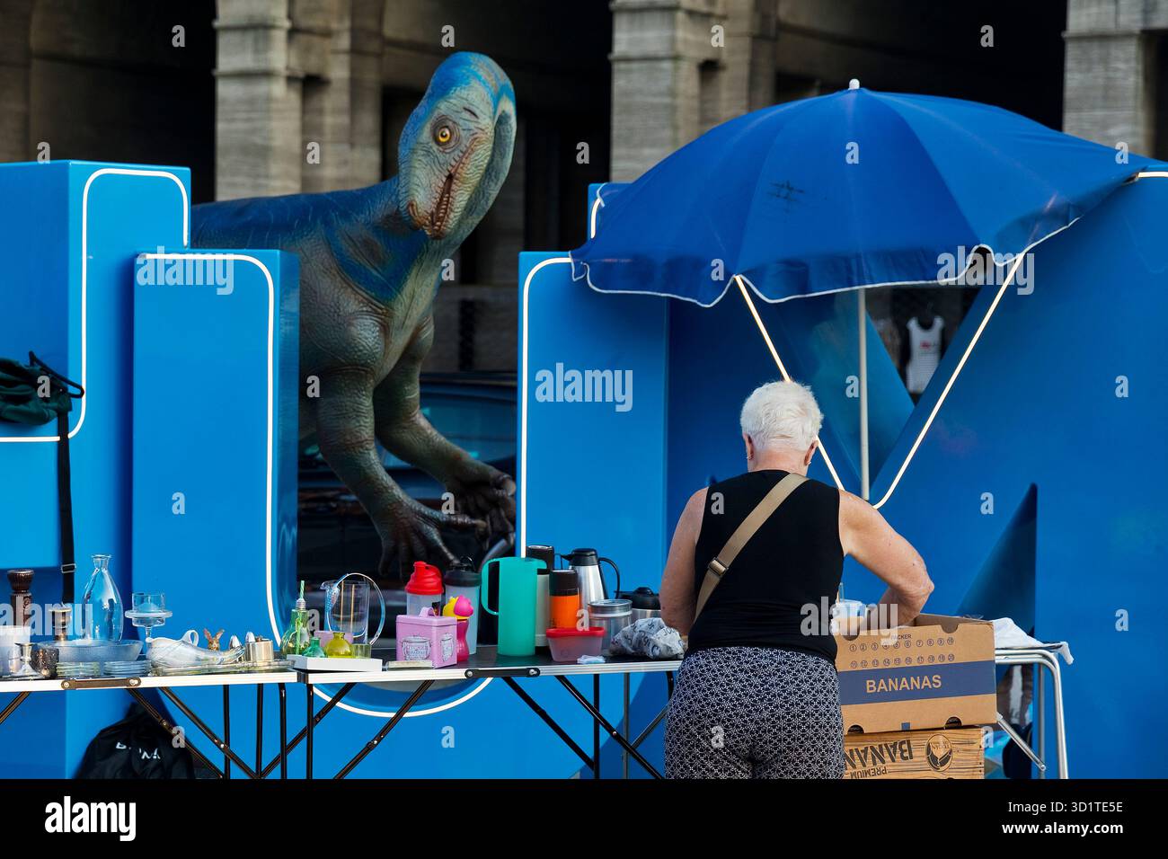 Modello di Plateosaurus con mercato delle pulci presso la scritta Bochum, piazzale del municipio, Germania, Europa Foto Stock