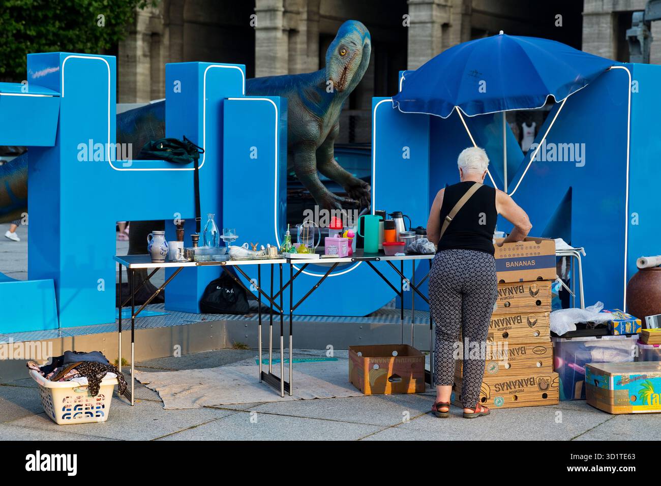 Modello di Plateosaurus con mercato delle pulci presso la scritta Bochum, piazzale del municipio, Germania, Europa Foto Stock
