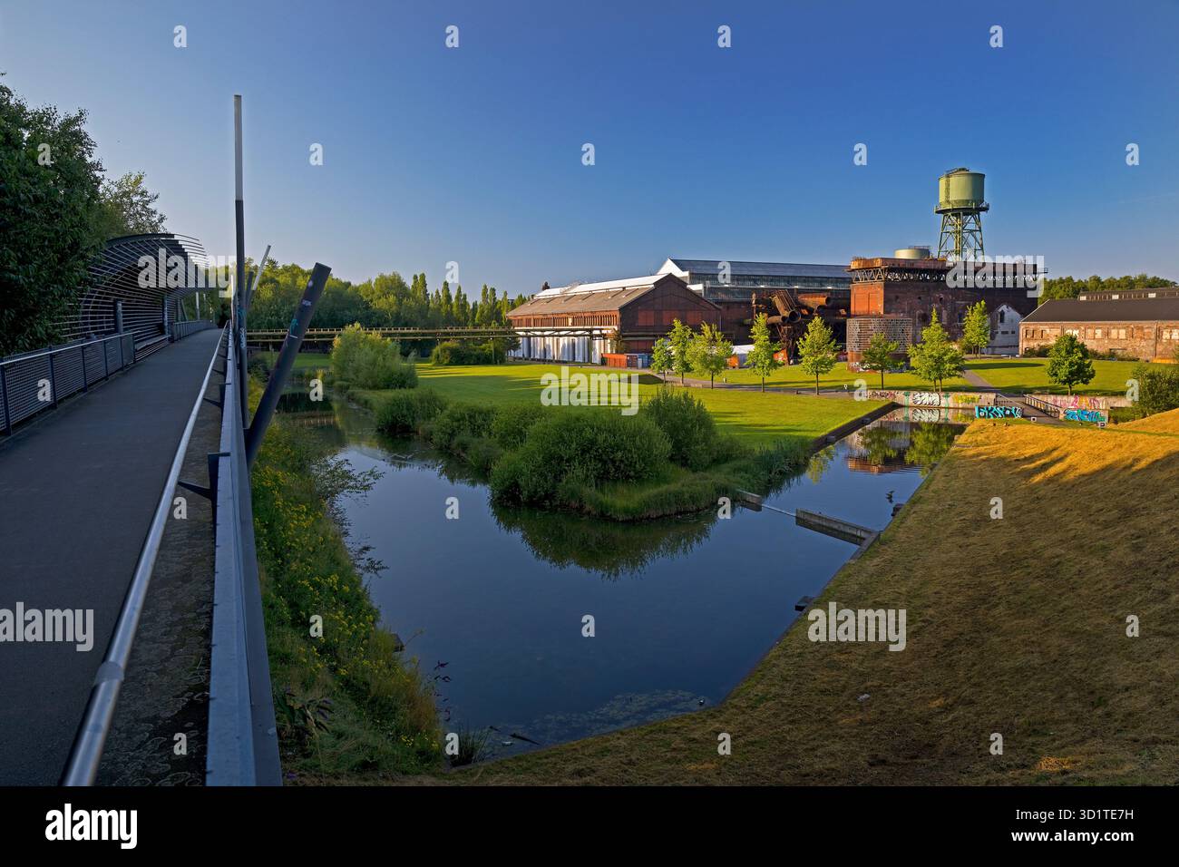 Il ponte pedonale con la torre dell'acqua presso la Jahrhunderthalle a Westpark, Bochum, Germania, Europa Foto Stock