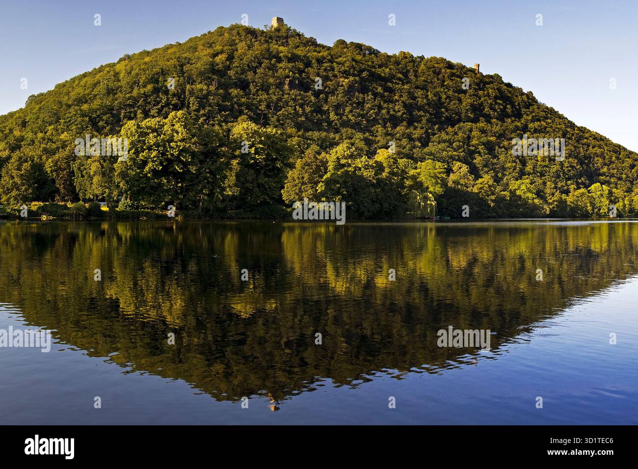 Hengsteysee con il monumento del Kaiser Wilhelm a Syberg, Dortmund, Ruhr, Germania, Europa Foto Stock
