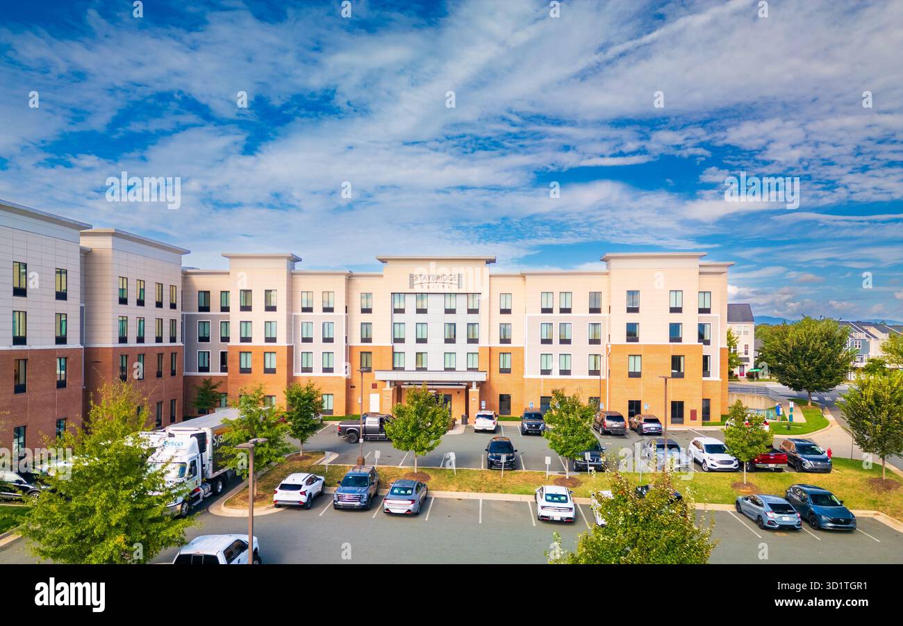 Charlottesville, Virginia - 26 settembre 2025: Staybridge Suites by IHG è un marchio di hotel di sole suite di proprietà di IHG Hotels & Resorts, principalmente mirato a Foto Stock