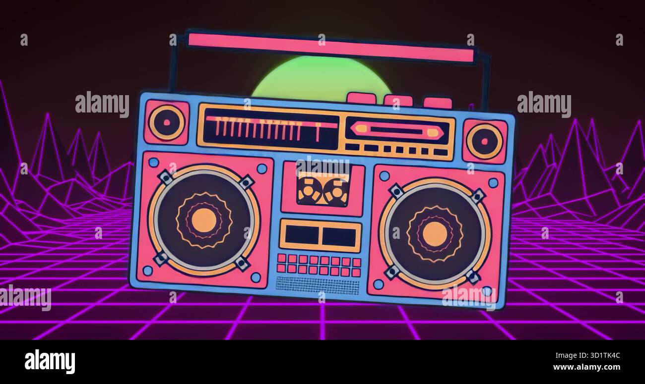 Stereo portatile in stile retrò con deck a cassetta sul pavimento a griglia al neon, montagne con struttura a reticolo e sole incandescente Foto Stock