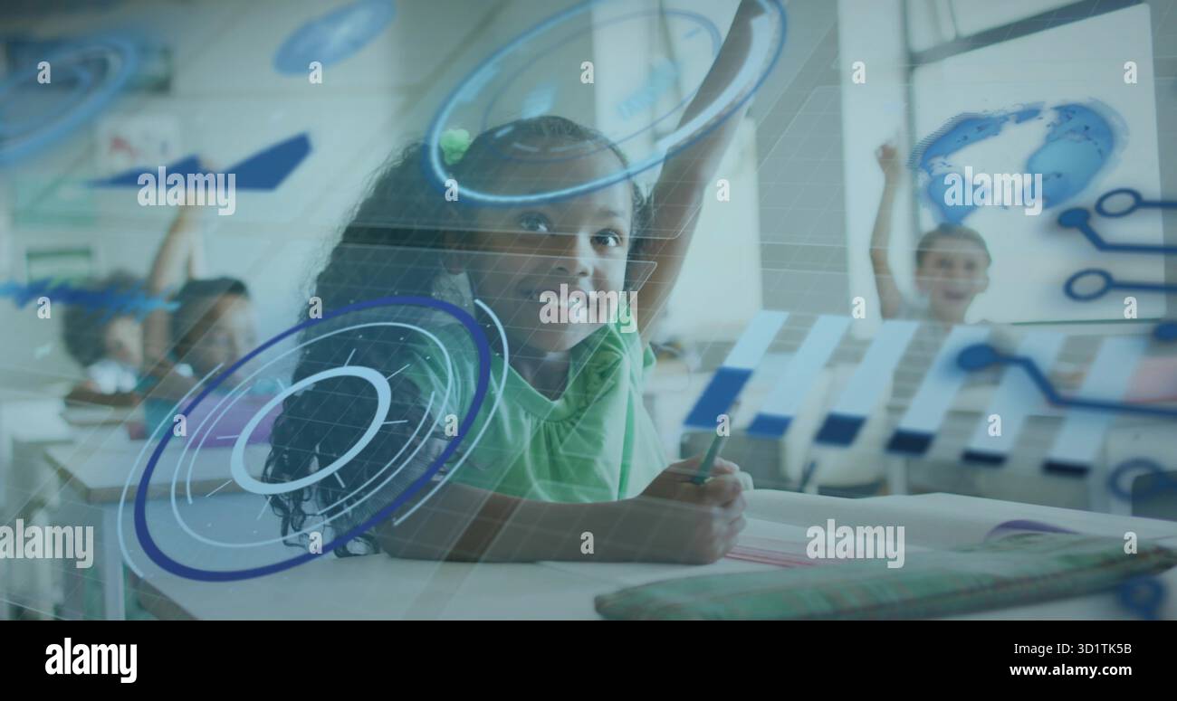 Ragazza sorridente con t-shirt verde che tiene la matita sopra il notebook alle scrivanie della scuola, con carte digitali Foto Stock