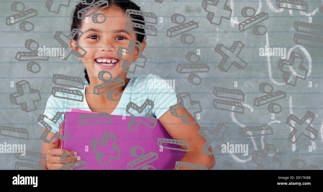 Ragazza sorridente con legante viola sulla lavagna della scuola, con simboli matematici digitali e disegni di gesso Foto Stock
