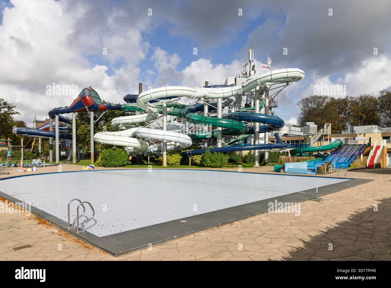 La sezione all'aperto degli scivoli d'acqua Tiki Bad, un labirinto di tubi bianchi e verdi, si affaccia su un'area piscina coperta a Duinrell. Wassenaar, Paesi Bassi. Foto Stock