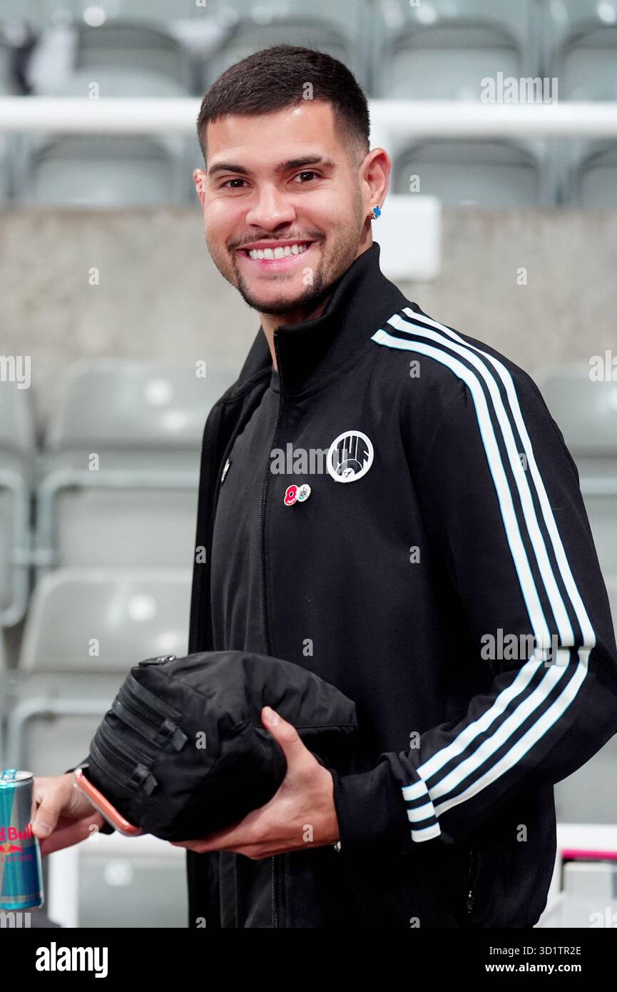 Bruno Guimaraes del Newcastle United arriva davanti alla partita del quarto turno della Carabao Cup a St James' Park, Newcastle. Data foto: Mercoledì 29 ottobre 2025. Foto Stock