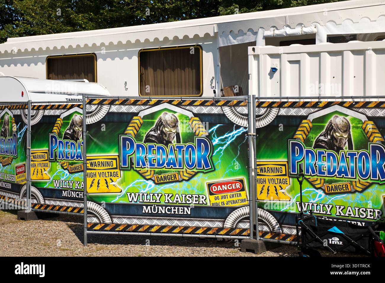 Casa temporanea dietro poster sul recinto di costruzione, Cranger Fair, Herne, Germania, Europa Foto Stock