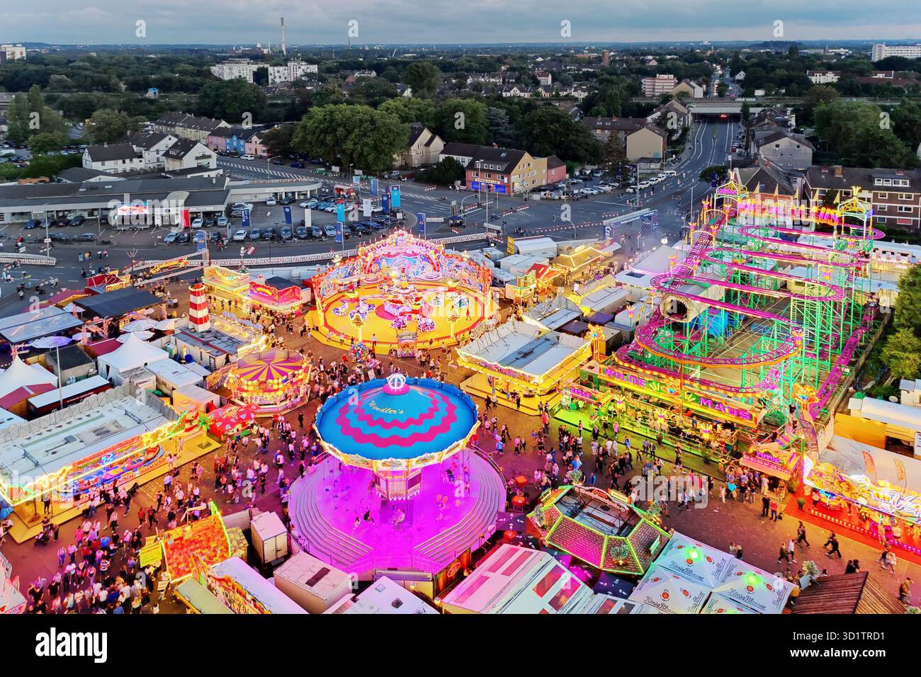 Vista dall'alto del Cranger Kirmes in serata e del quartiere di Herne, Germania, Europa Foto Stock