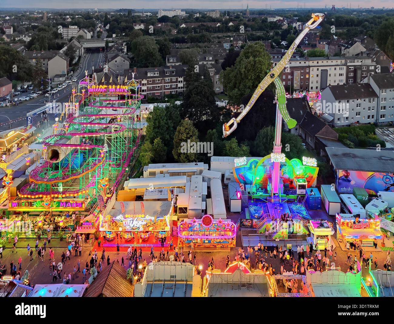 Vista dall'alto del Cranger Kirmes in serata e del quartiere di Herne, Germania, Europa Foto Stock